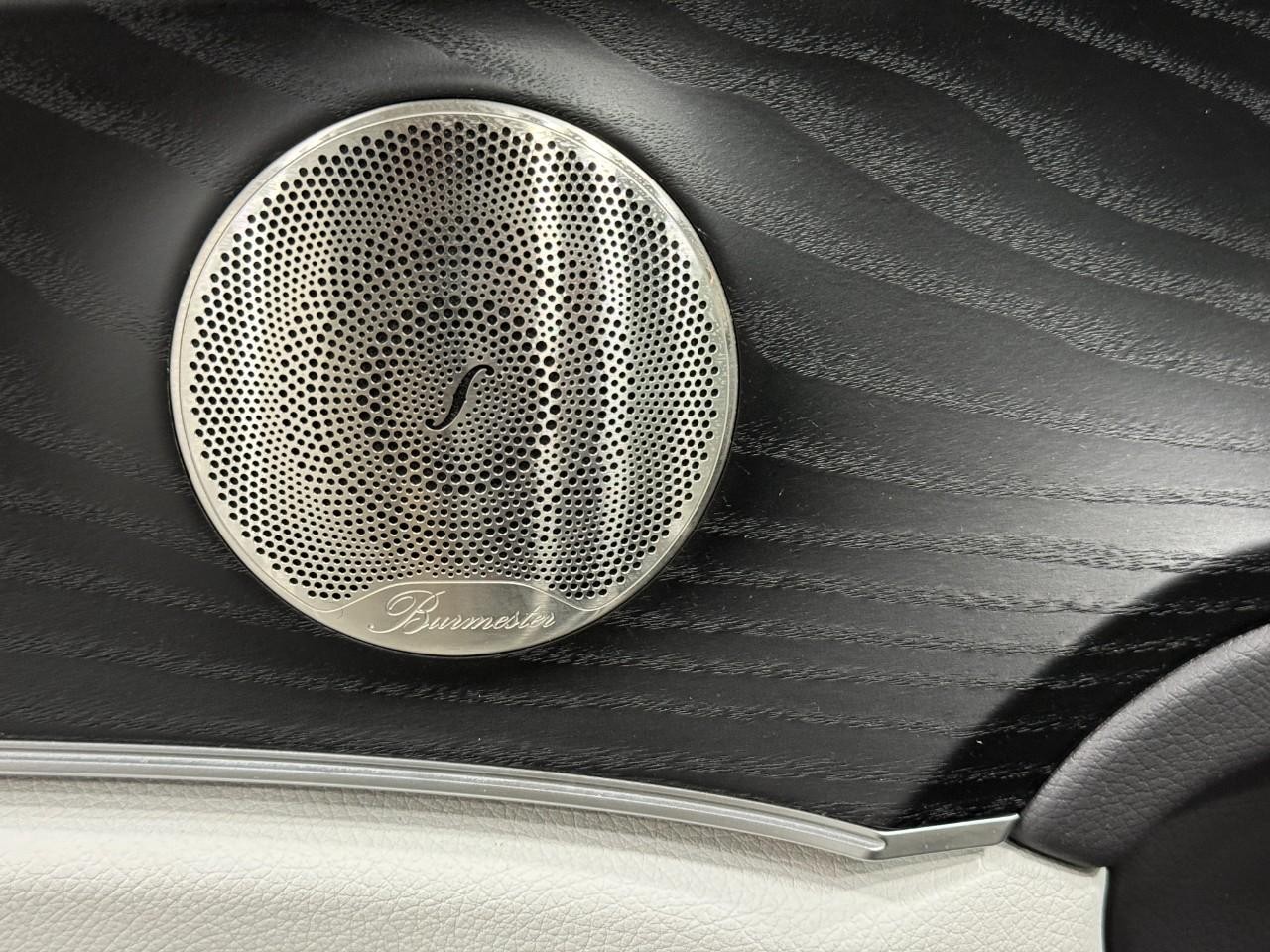 Mercedes-Benz E-Class Vehicle Full-screen Gallery Image 24