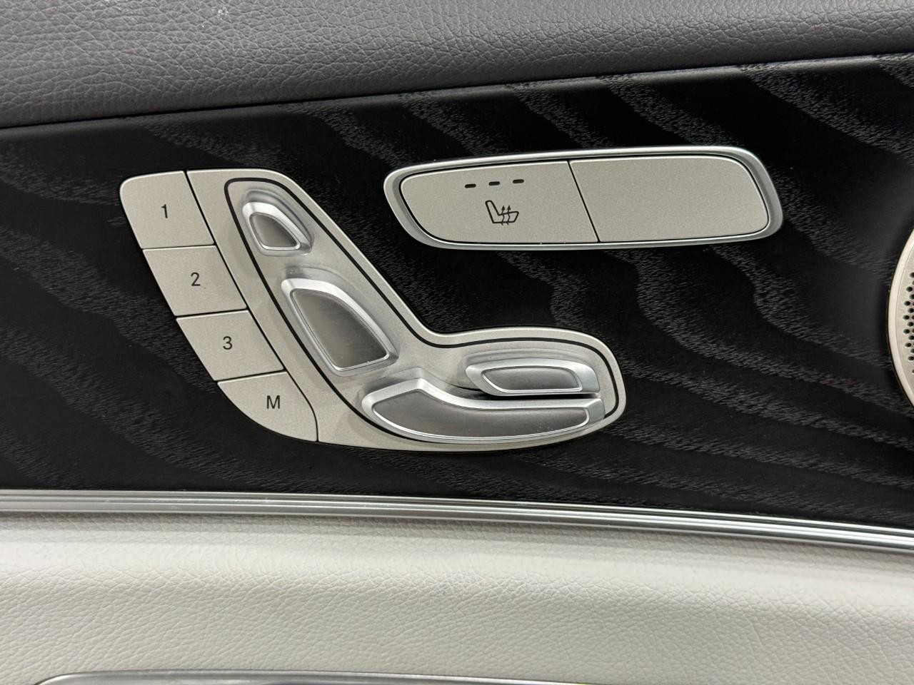 Mercedes-Benz E-Class Vehicle Full-screen Gallery Image 25