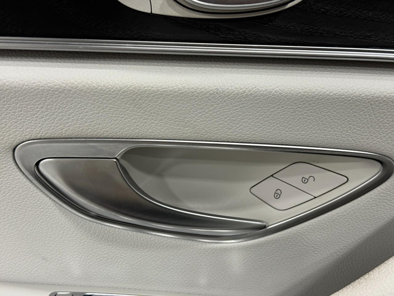 Mercedes-Benz E-Class Vehicle Full-screen Gallery Image 26