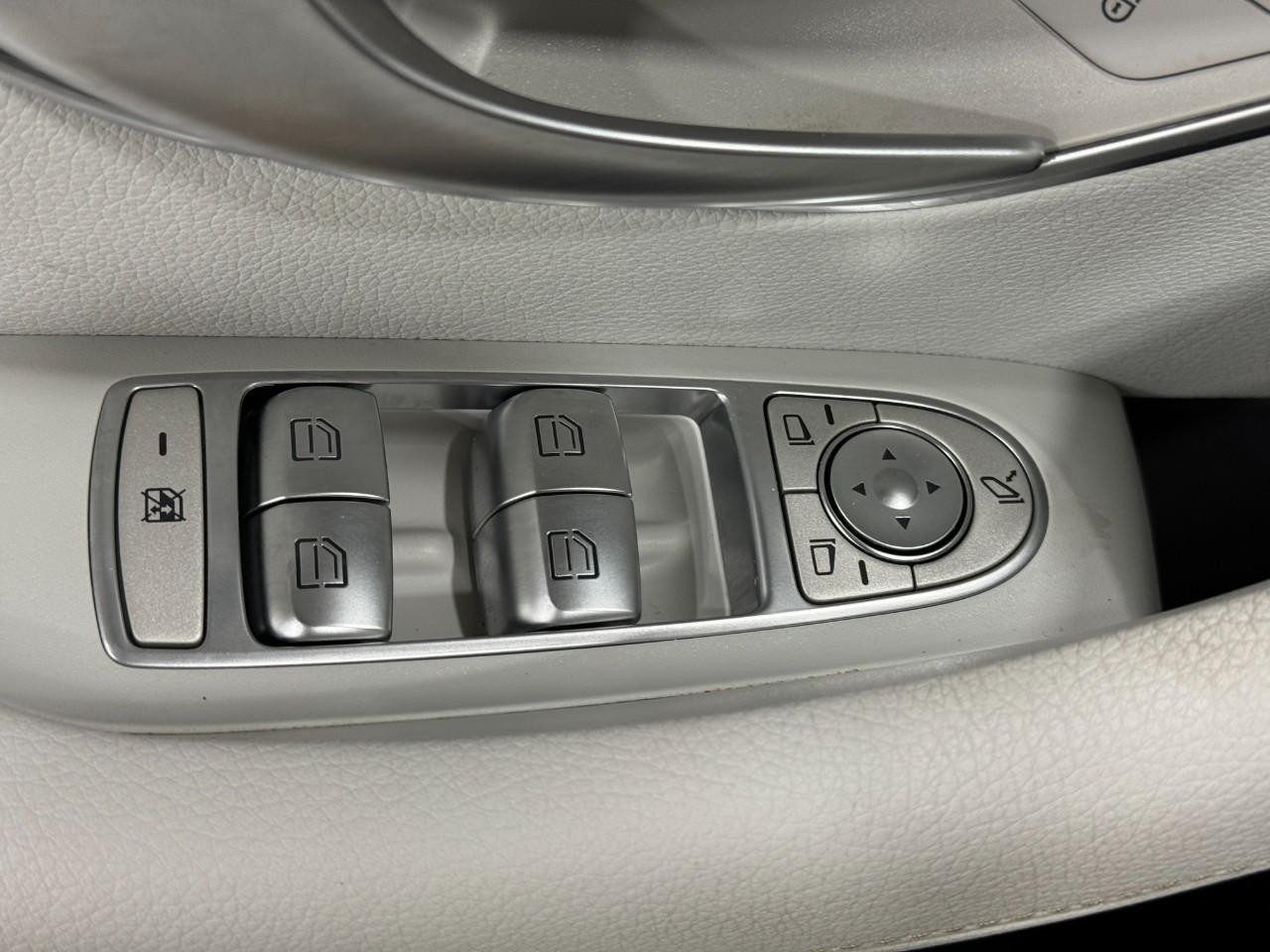 Mercedes-Benz E-Class Vehicle Full-screen Gallery Image 27