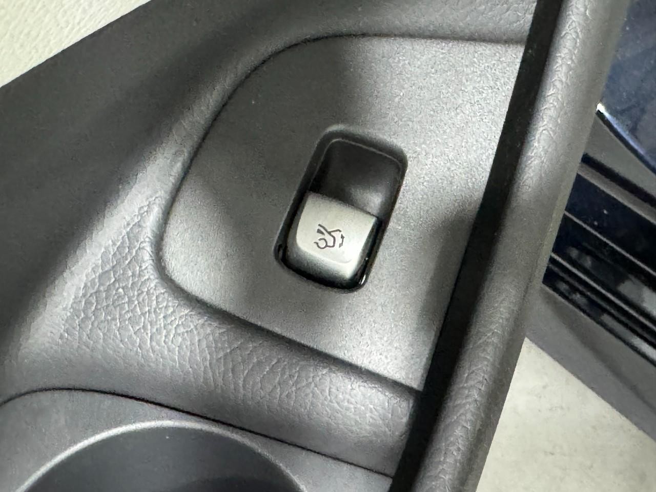 Mercedes-Benz E-Class Vehicle Full-screen Gallery Image 28