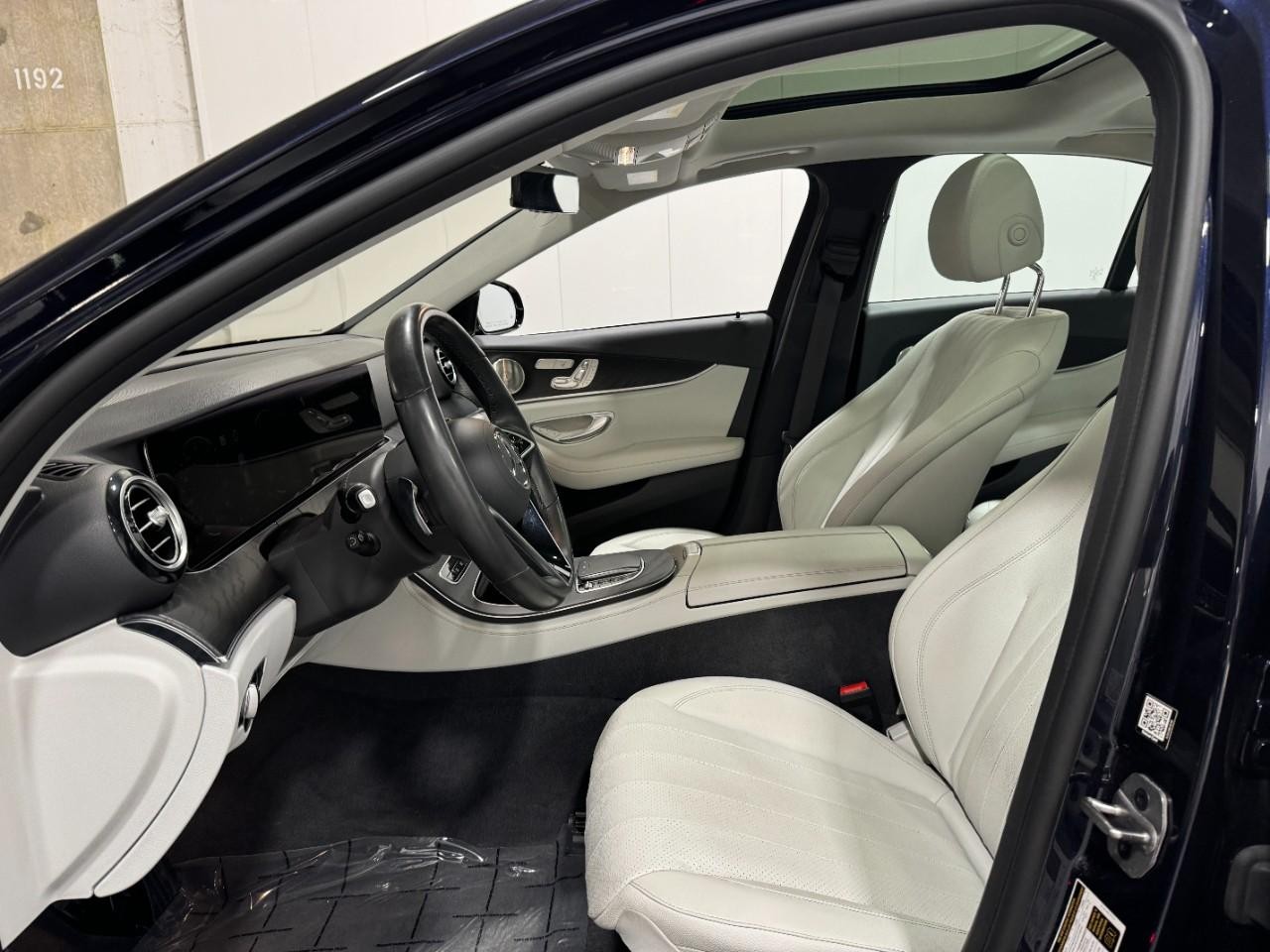 Mercedes-Benz E-Class Vehicle Full-screen Gallery Image 29