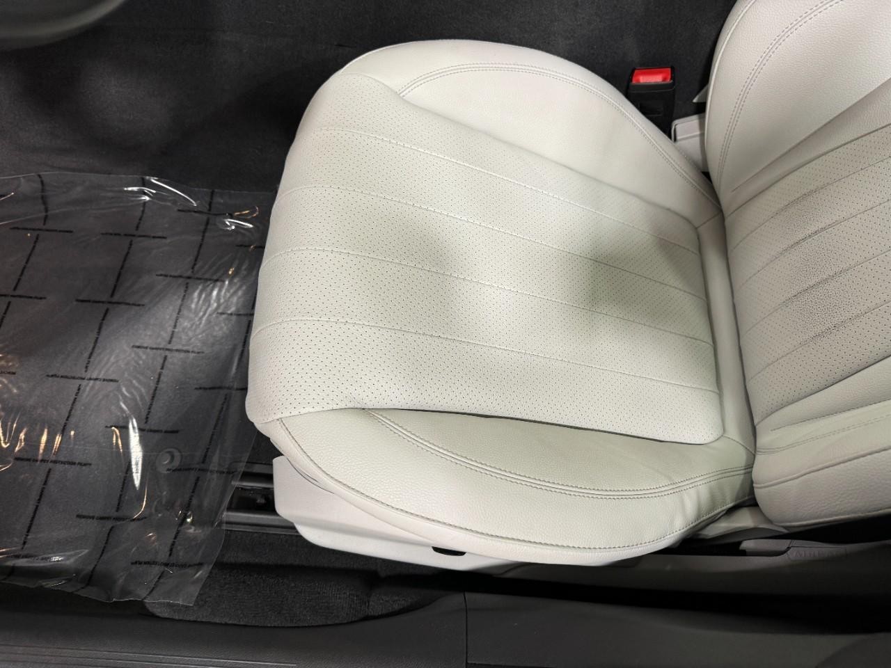 Mercedes-Benz E-Class Vehicle Full-screen Gallery Image 30