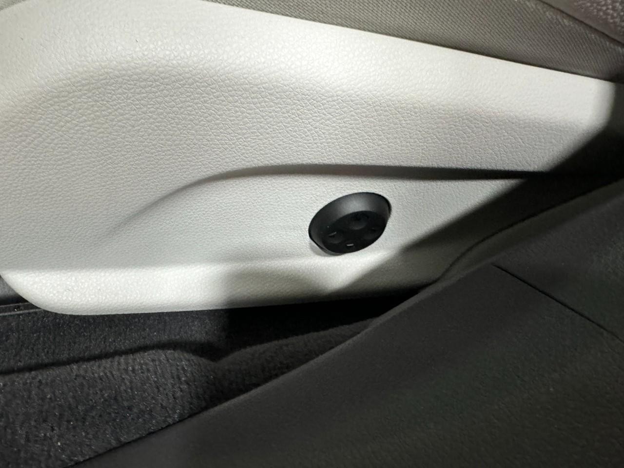 Mercedes-Benz E-Class Vehicle Full-screen Gallery Image 31