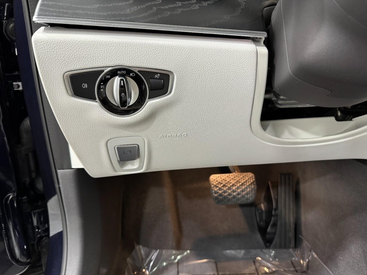 Mercedes-Benz E-Class Vehicle Full-screen Gallery Image 32