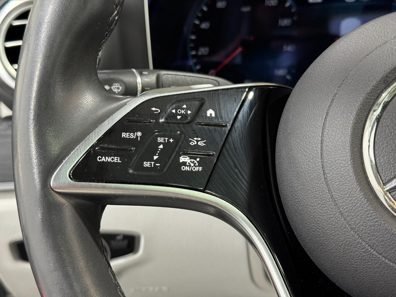 Mercedes-Benz E-Class Vehicle Full-screen Gallery Image 33