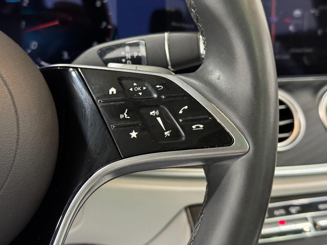 Mercedes-Benz E-Class Vehicle Full-screen Gallery Image 34