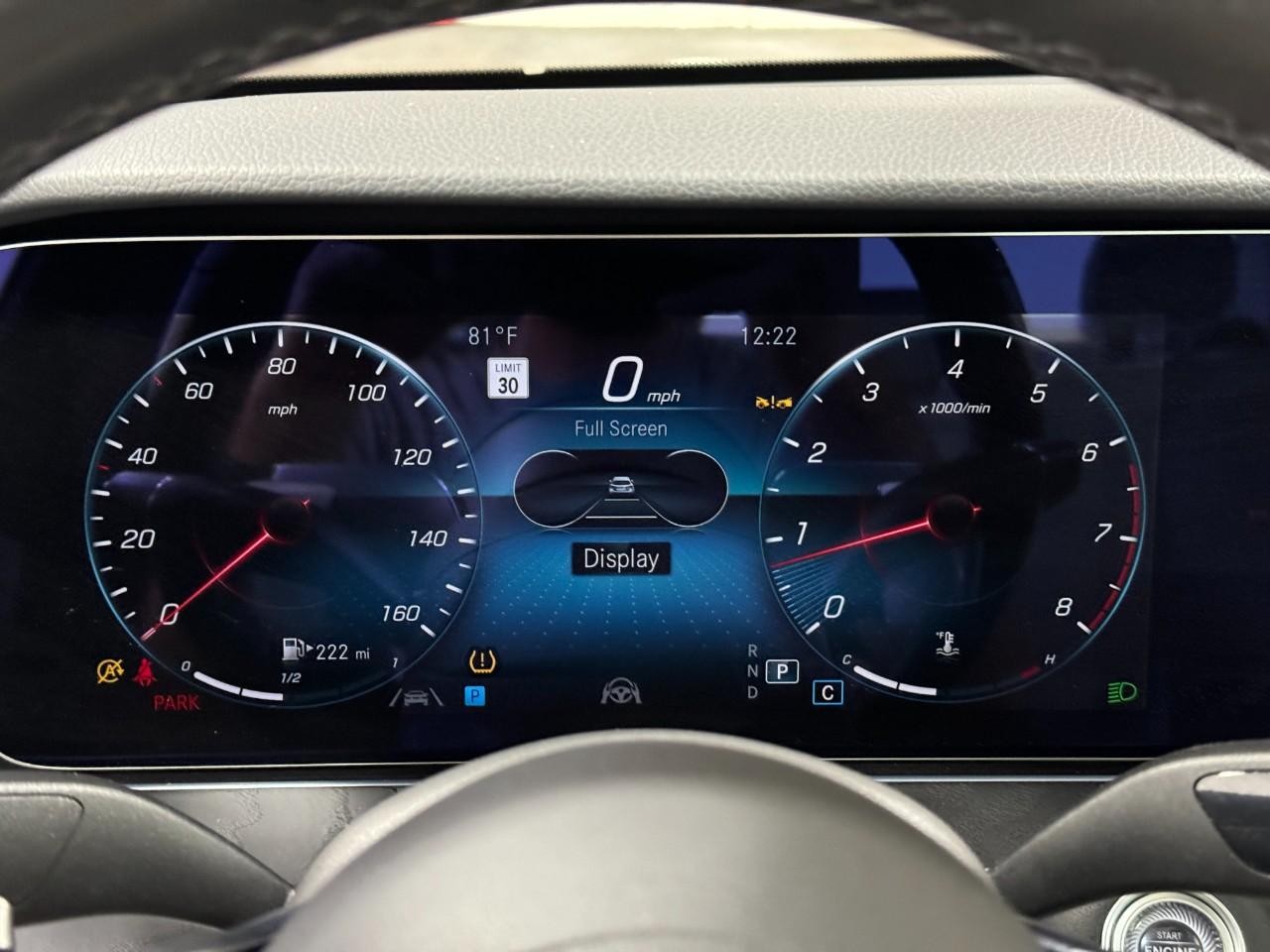 Mercedes-Benz E-Class Vehicle Full-screen Gallery Image 35