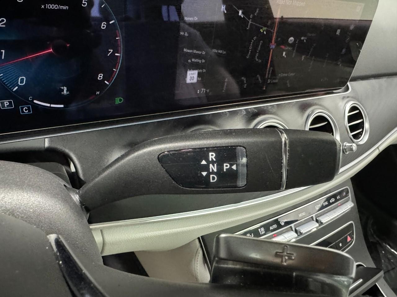 Mercedes-Benz E-Class Vehicle Full-screen Gallery Image 36