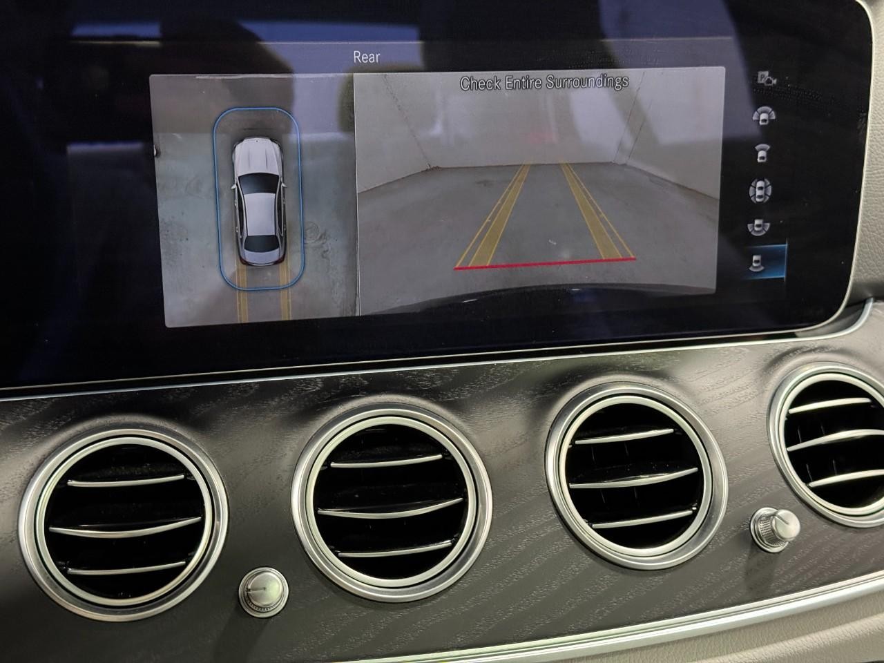 Mercedes-Benz E-Class Vehicle Full-screen Gallery Image 37