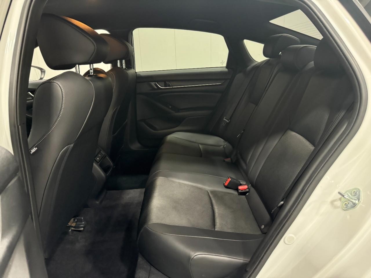 Honda Accord Sedan Vehicle Full-screen Gallery Image 08