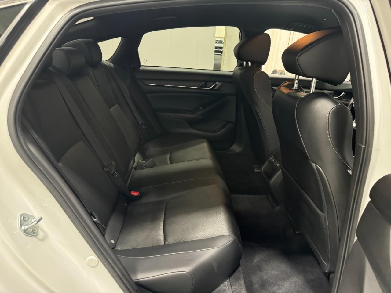 Honda Accord Sedan Vehicle Full-screen Gallery Image 10