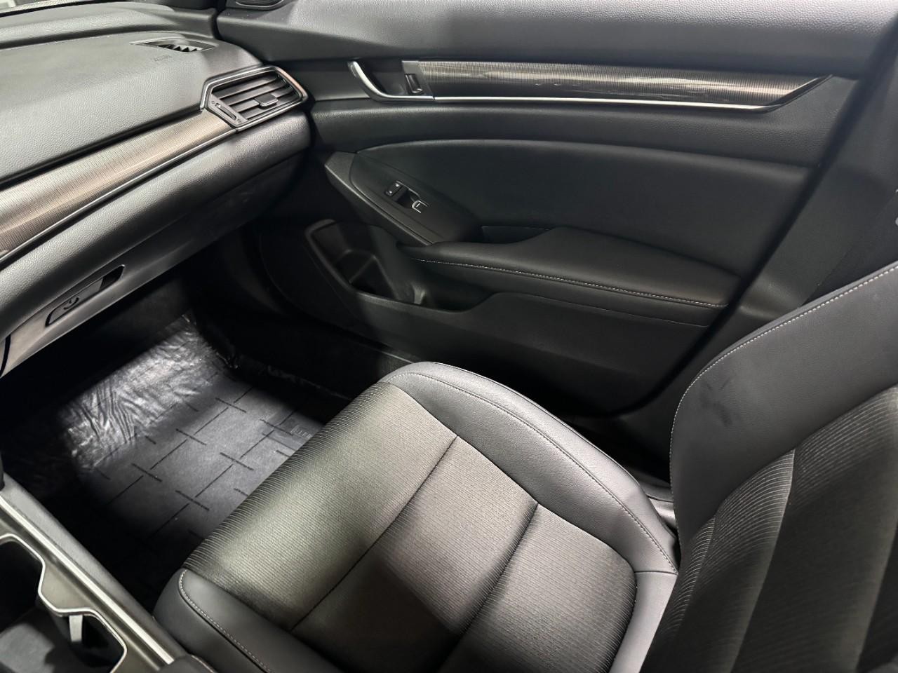 Honda Accord Sedan Vehicle Full-screen Gallery Image 16