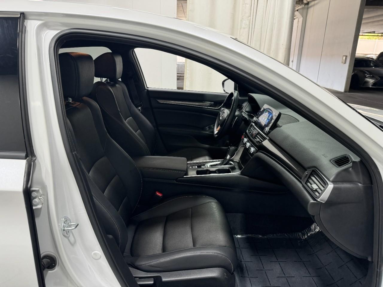 Honda Accord Sedan Vehicle Full-screen Gallery Image 17