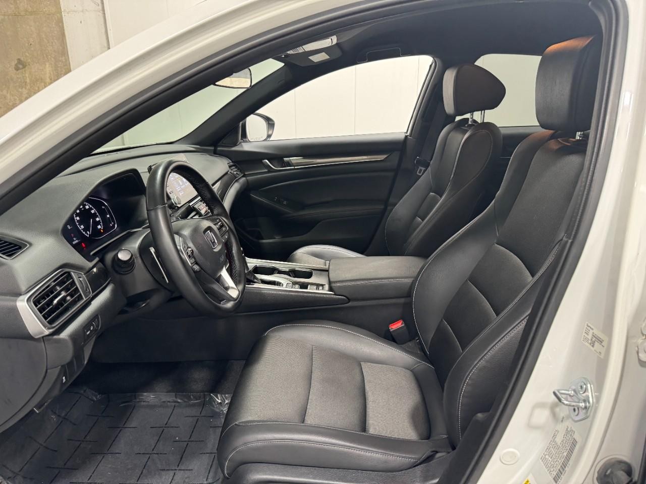 Honda Accord Sedan Vehicle Full-screen Gallery Image 23