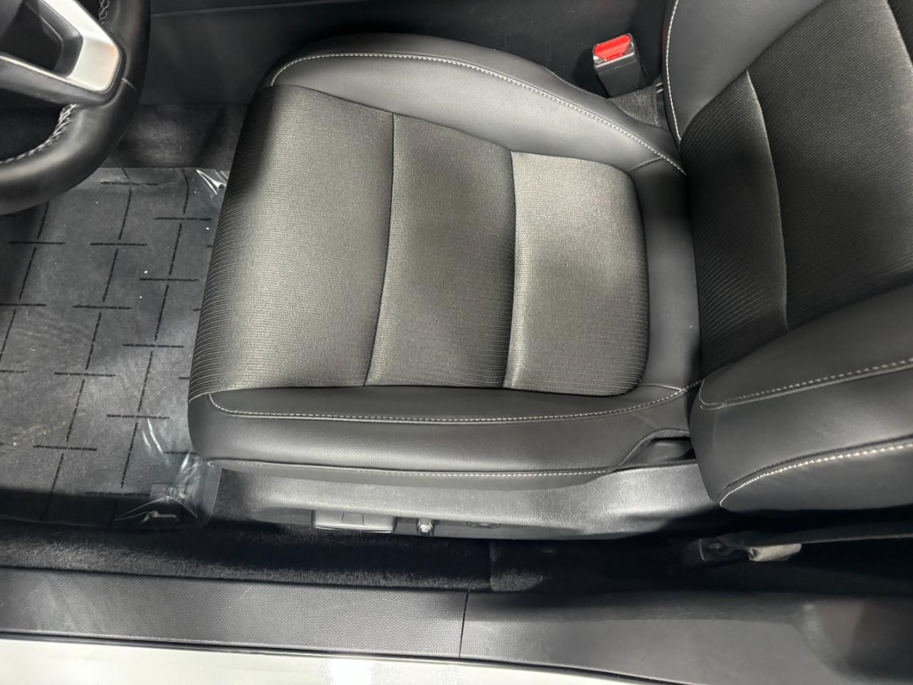 Honda Accord Sedan Vehicle Full-screen Gallery Image 24