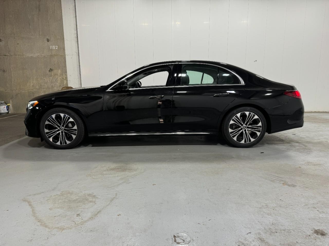 Mercedes-Benz E-Class Vehicle Full-screen Gallery Image 2