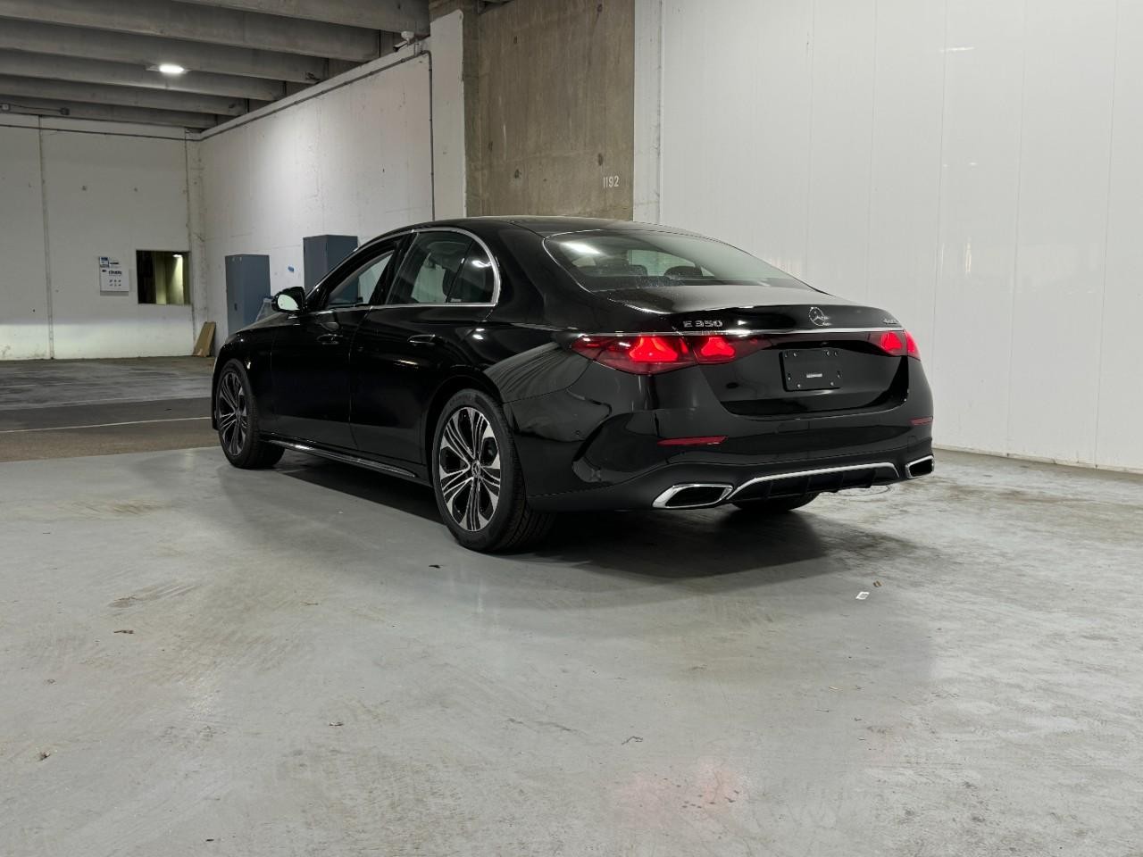 Mercedes-Benz E-Class Vehicle Full-screen Gallery Image 3