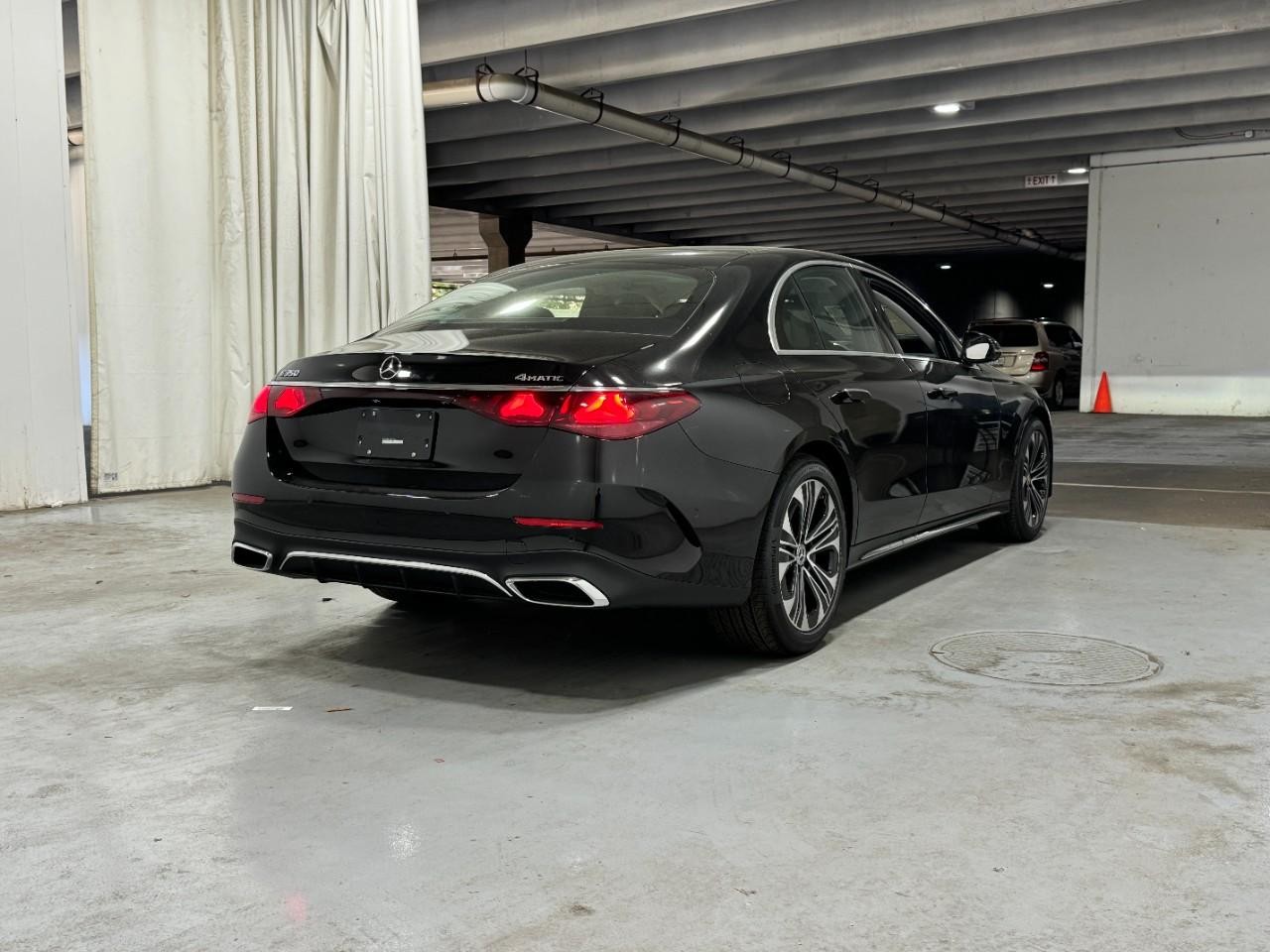 Mercedes-Benz E-Class Vehicle Full-screen Gallery Image 4