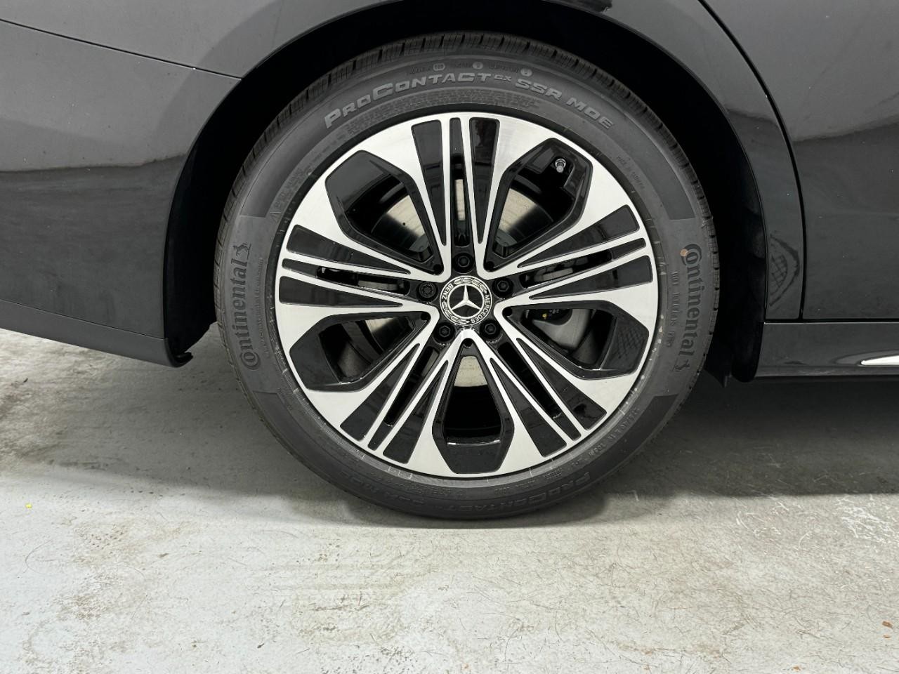 Mercedes-Benz E-Class Vehicle Full-screen Gallery Image 5