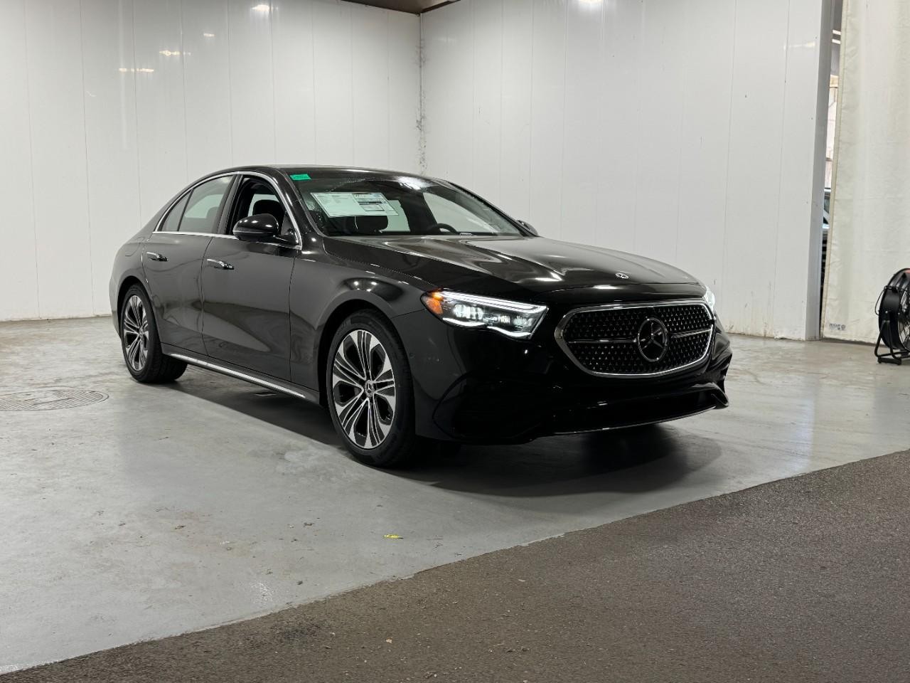 Mercedes-Benz E-Class Vehicle Full-screen Gallery Image 6