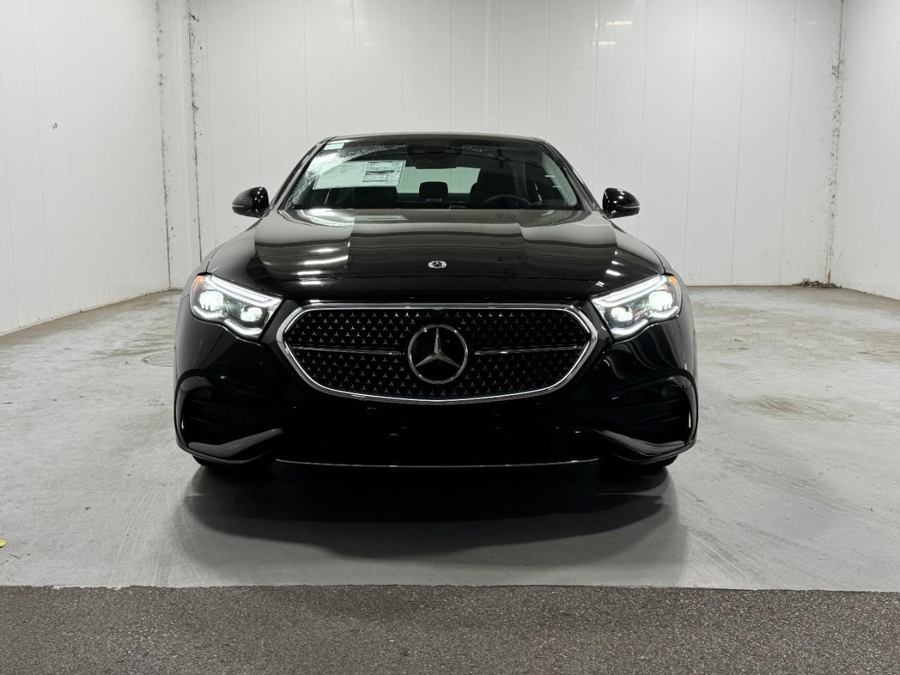 Mercedes-Benz E-Class Vehicle Full-screen Gallery Image 7