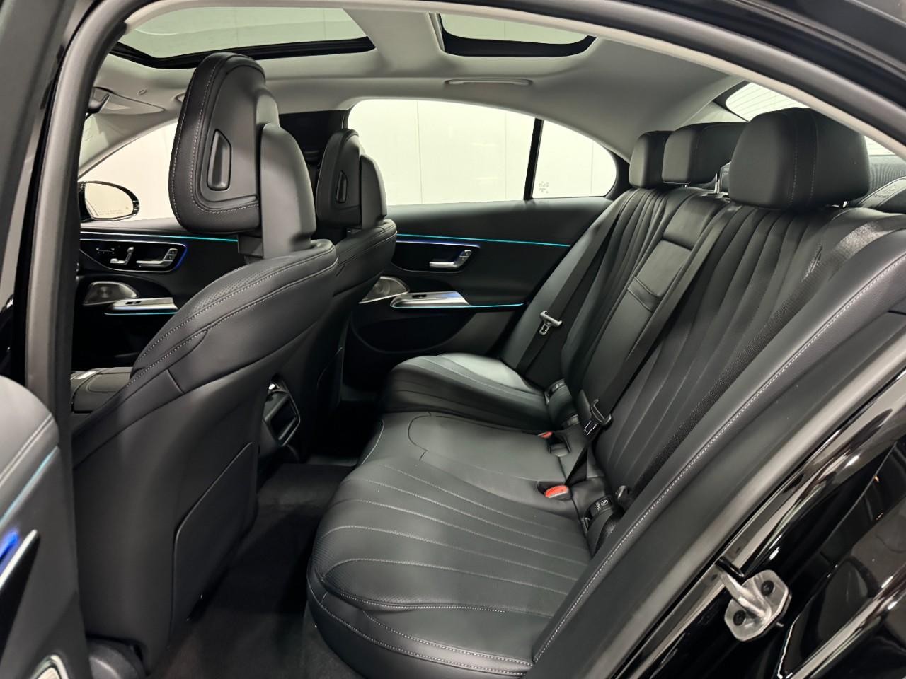 Mercedes-Benz E-Class Vehicle Full-screen Gallery Image 8