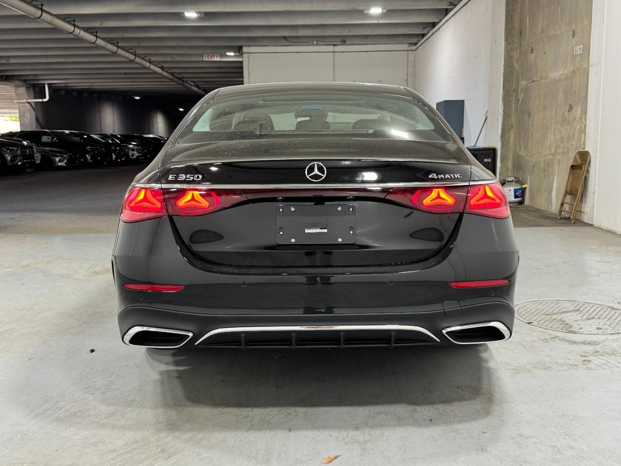 Mercedes-Benz E-Class Vehicle Full-screen Gallery Image 9