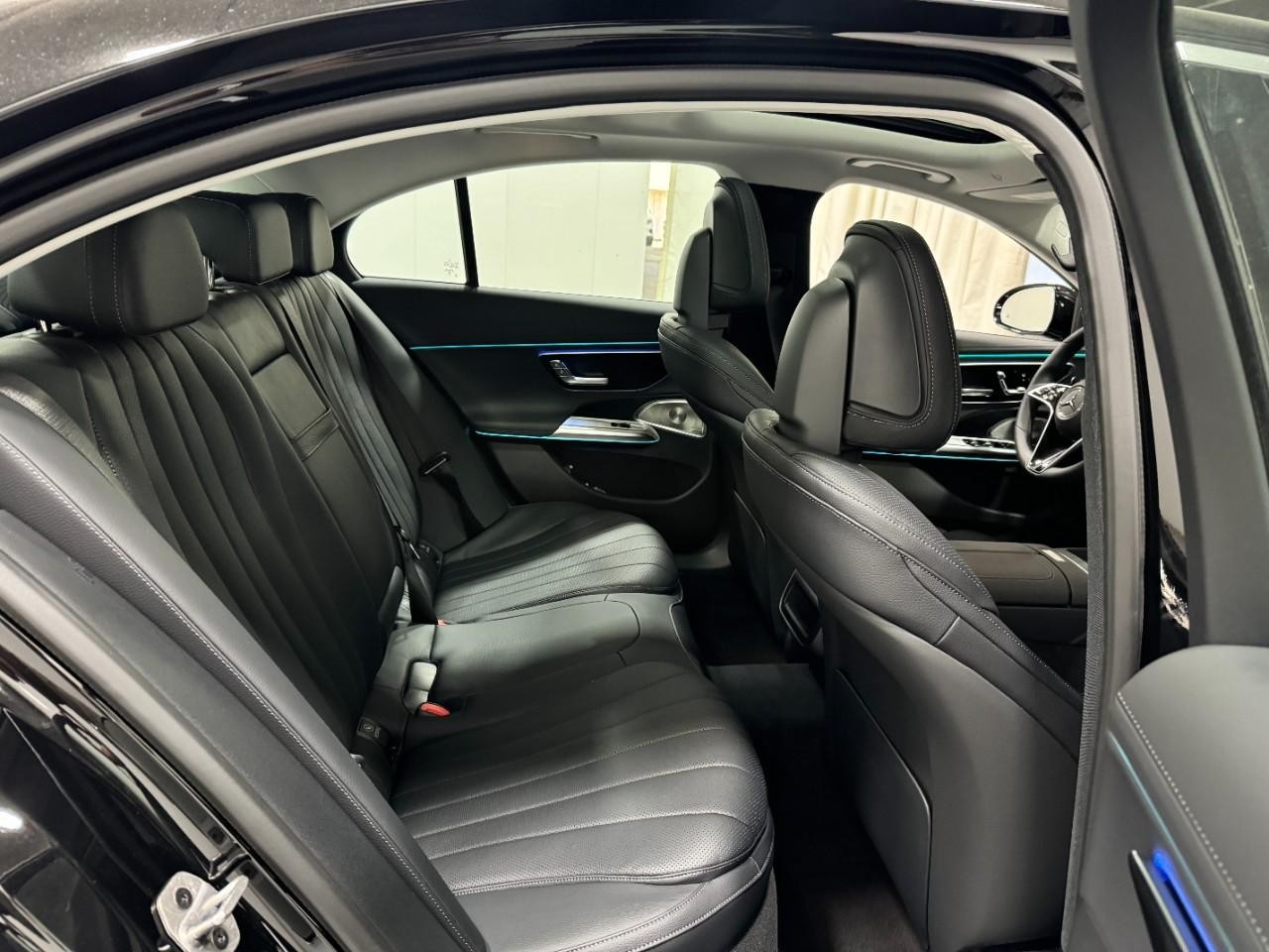 Mercedes-Benz E-Class Vehicle Full-screen Gallery Image 10