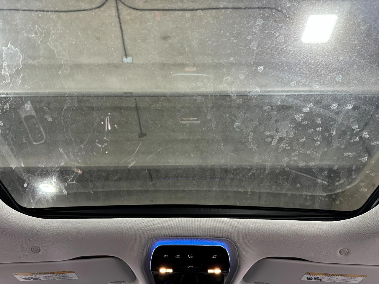 Mercedes-Benz E-Class Vehicle Full-screen Gallery Image 11