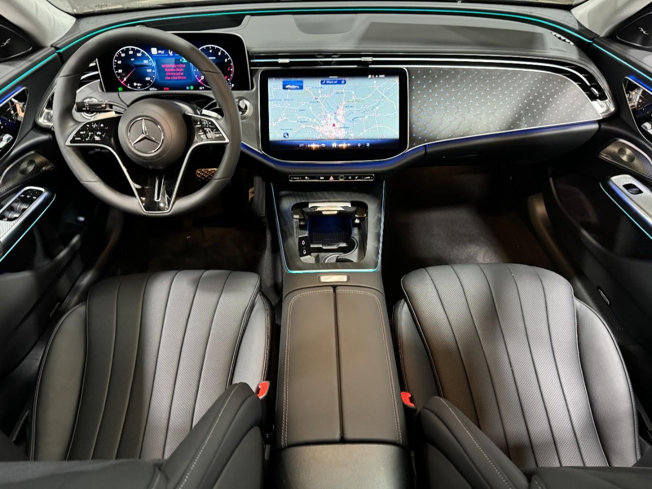 Mercedes-Benz E-Class Vehicle Full-screen Gallery Image 12