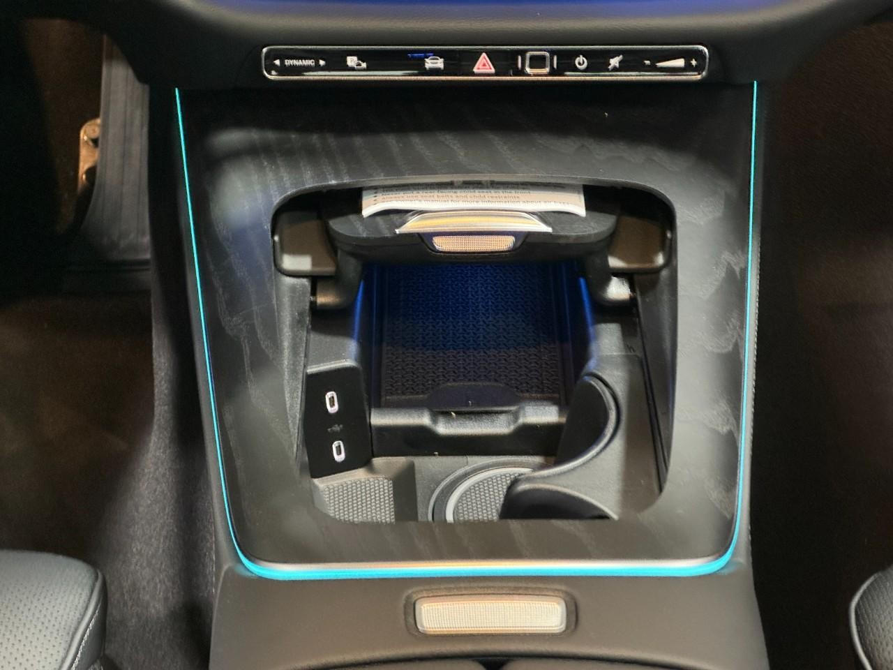 Mercedes-Benz E-Class Vehicle Full-screen Gallery Image 15