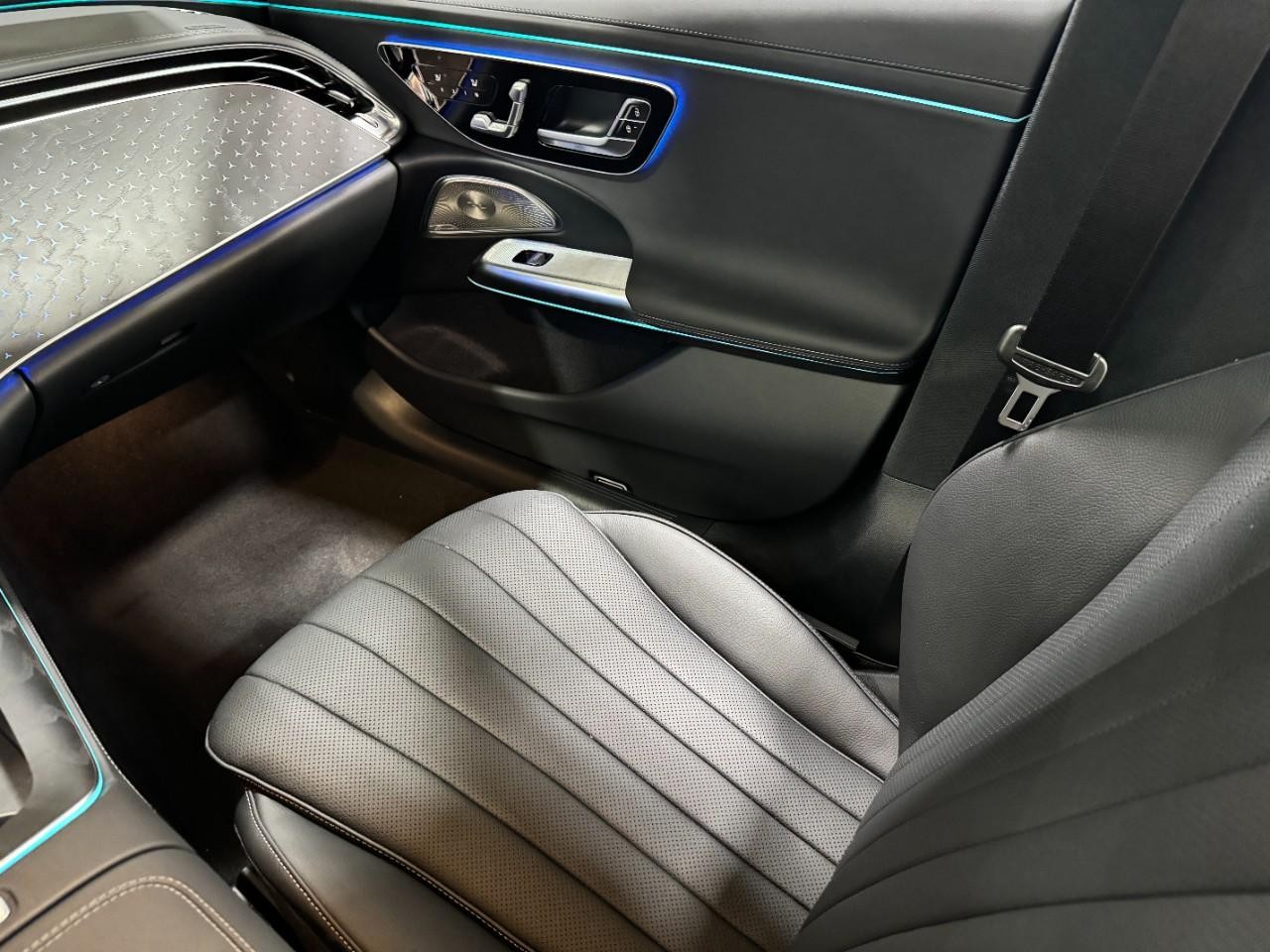 Mercedes-Benz E-Class Vehicle Full-screen Gallery Image 16