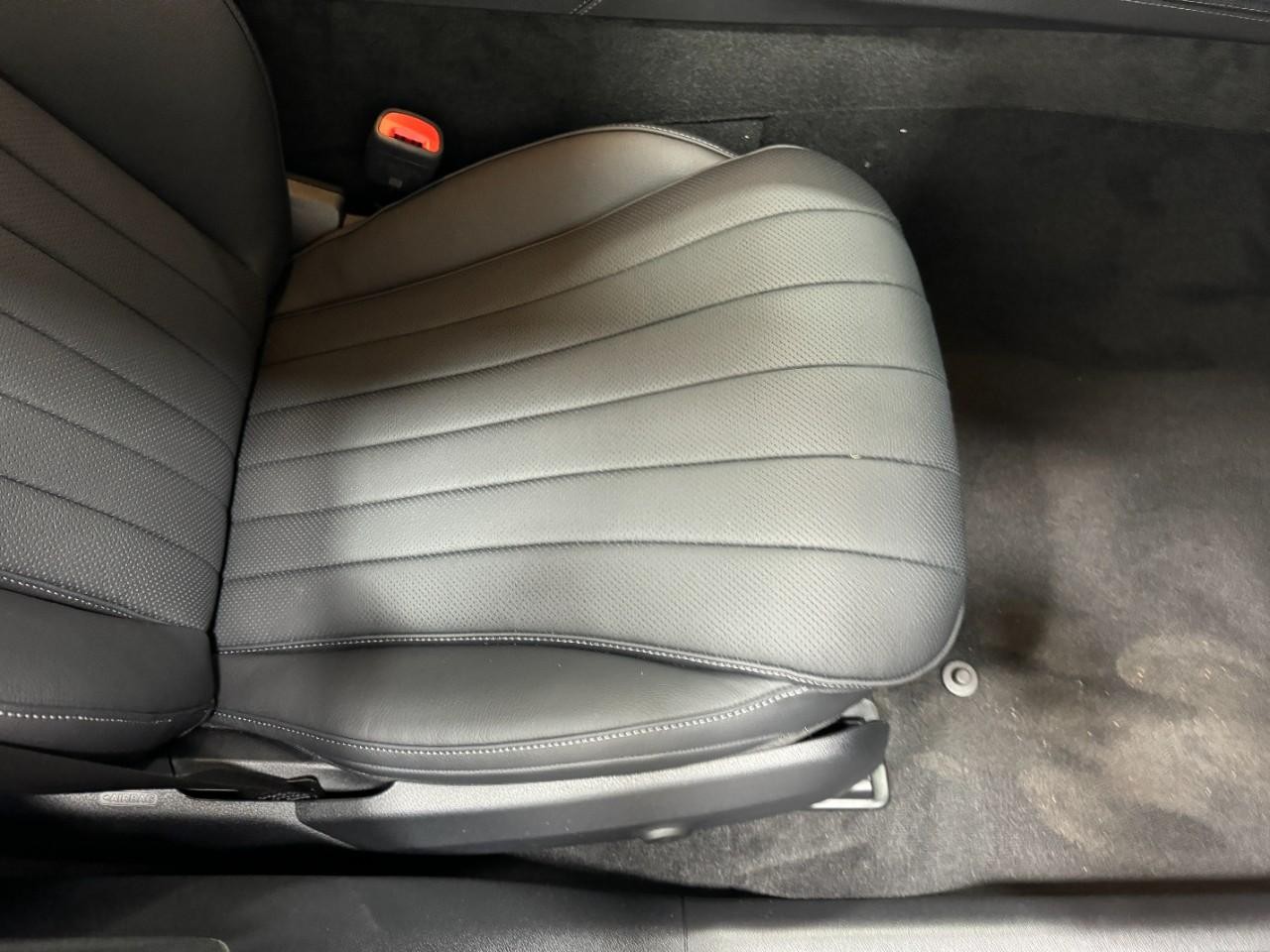 Mercedes-Benz E-Class Vehicle Full-screen Gallery Image 18