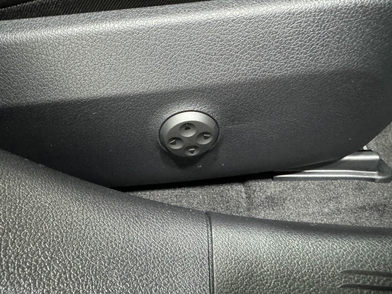 Mercedes-Benz E-Class Vehicle Full-screen Gallery Image 19