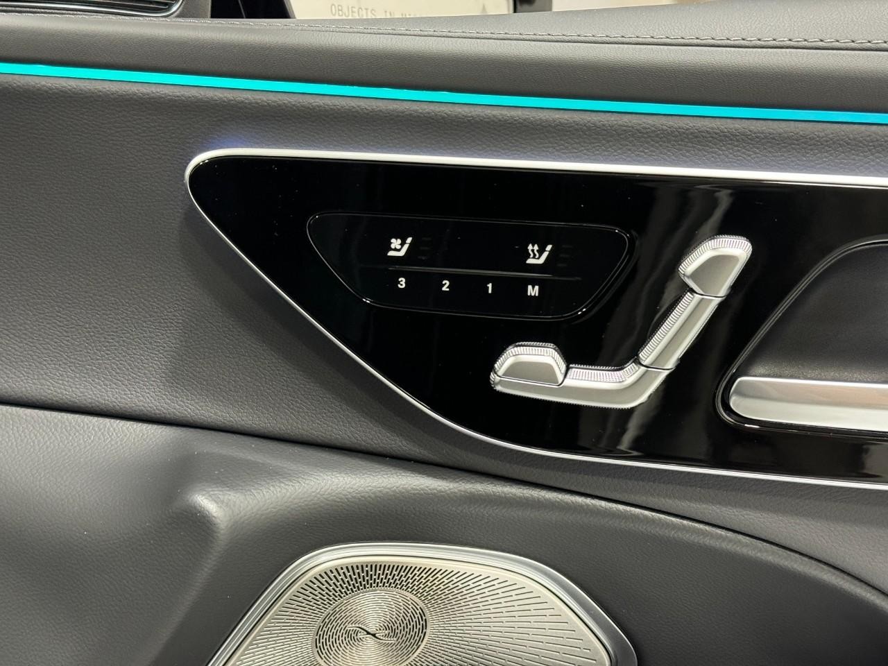 Mercedes-Benz E-Class Vehicle Full-screen Gallery Image 20