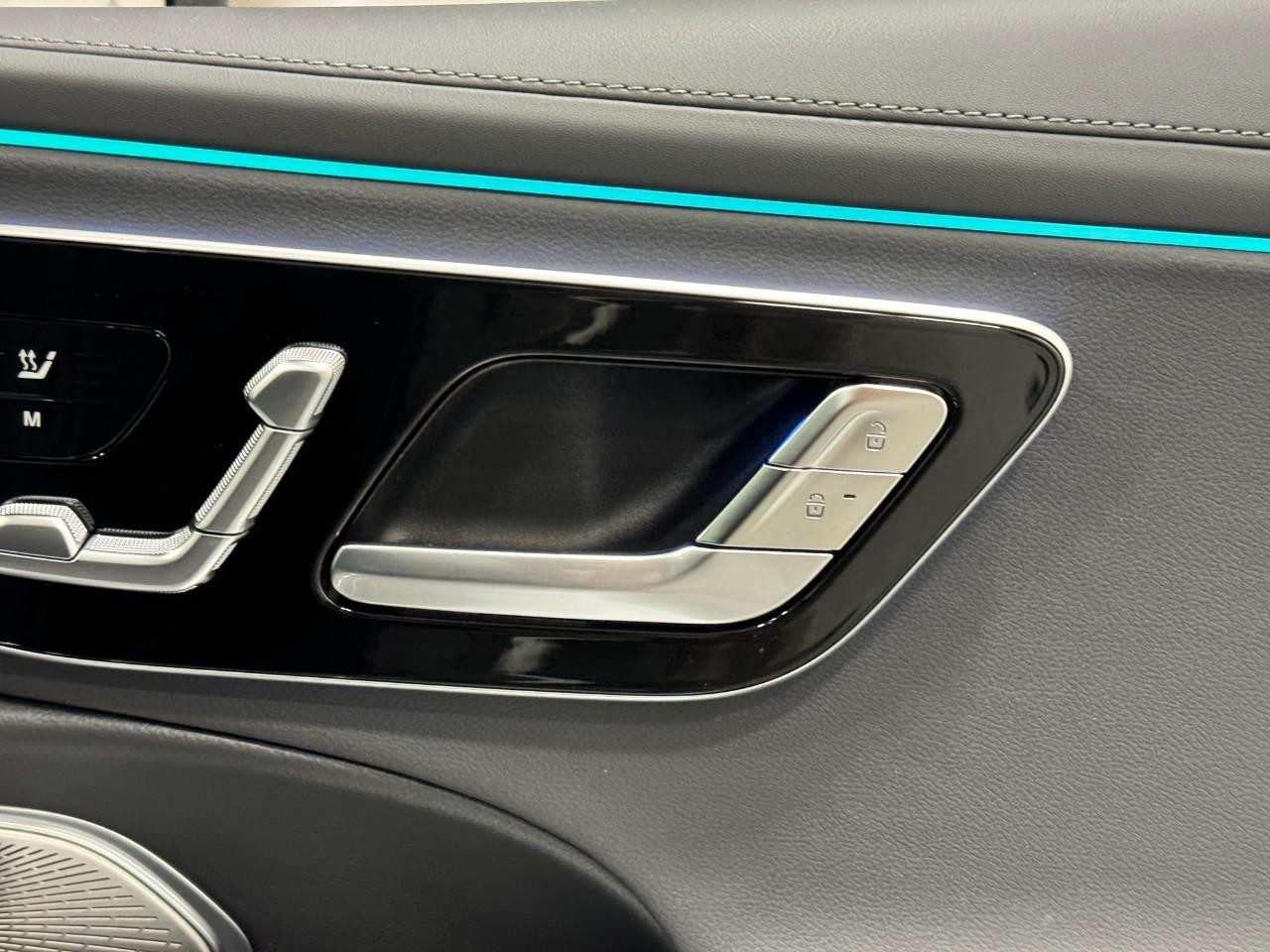 Mercedes-Benz E-Class Vehicle Full-screen Gallery Image 21