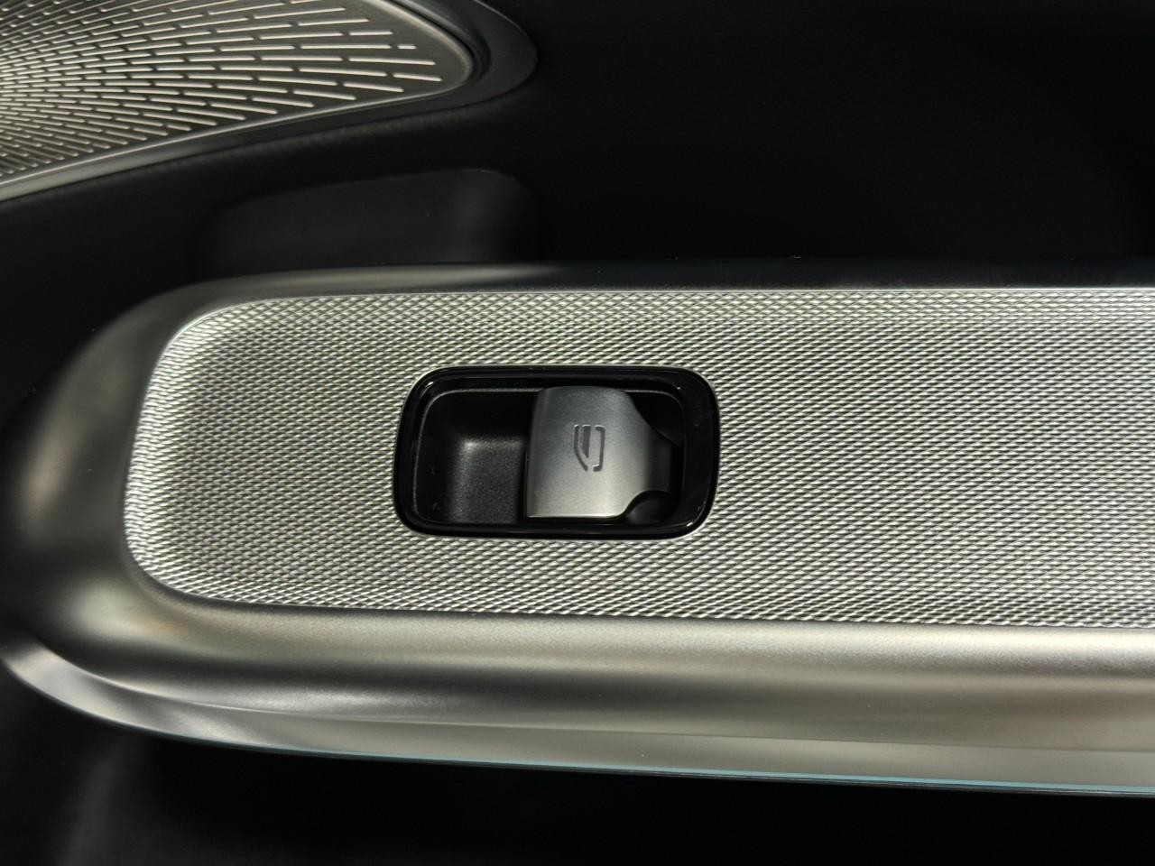 Mercedes-Benz E-Class Vehicle Full-screen Gallery Image 22