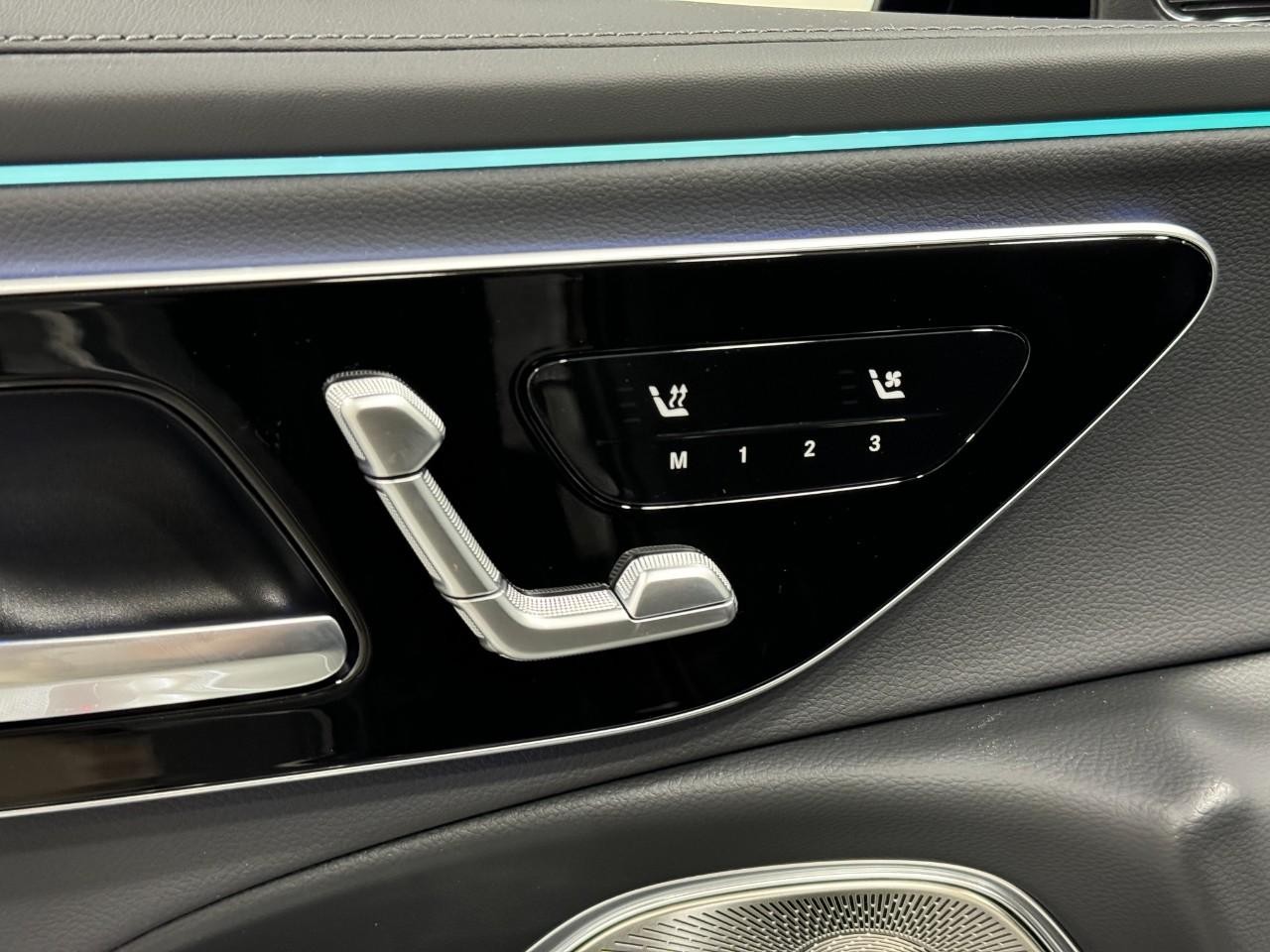 Mercedes-Benz E-Class Vehicle Full-screen Gallery Image 23