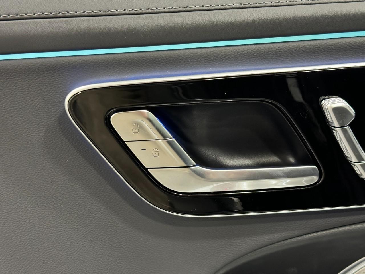 Mercedes-Benz E-Class Vehicle Full-screen Gallery Image 24