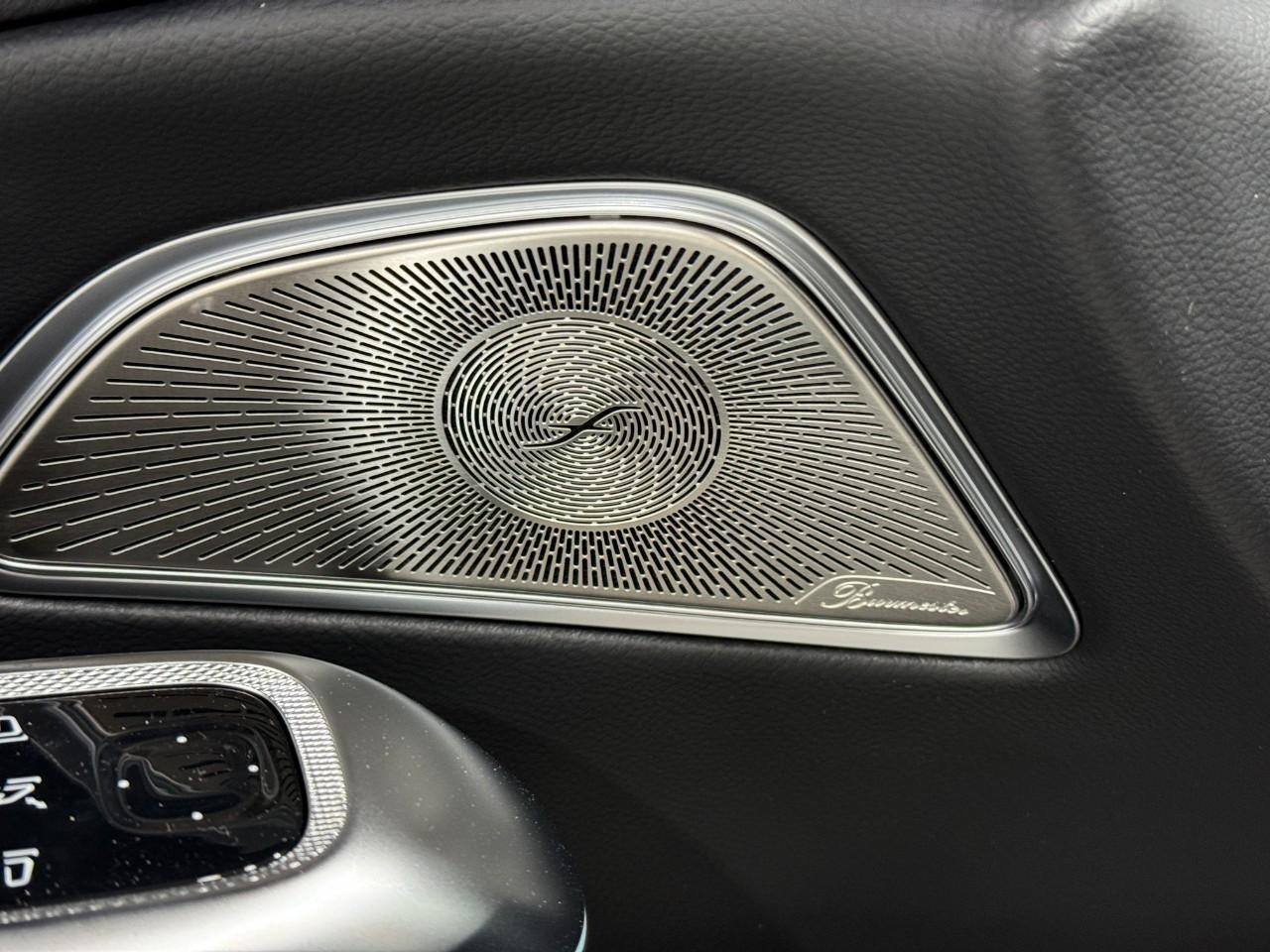 Mercedes-Benz E-Class Vehicle Full-screen Gallery Image 26