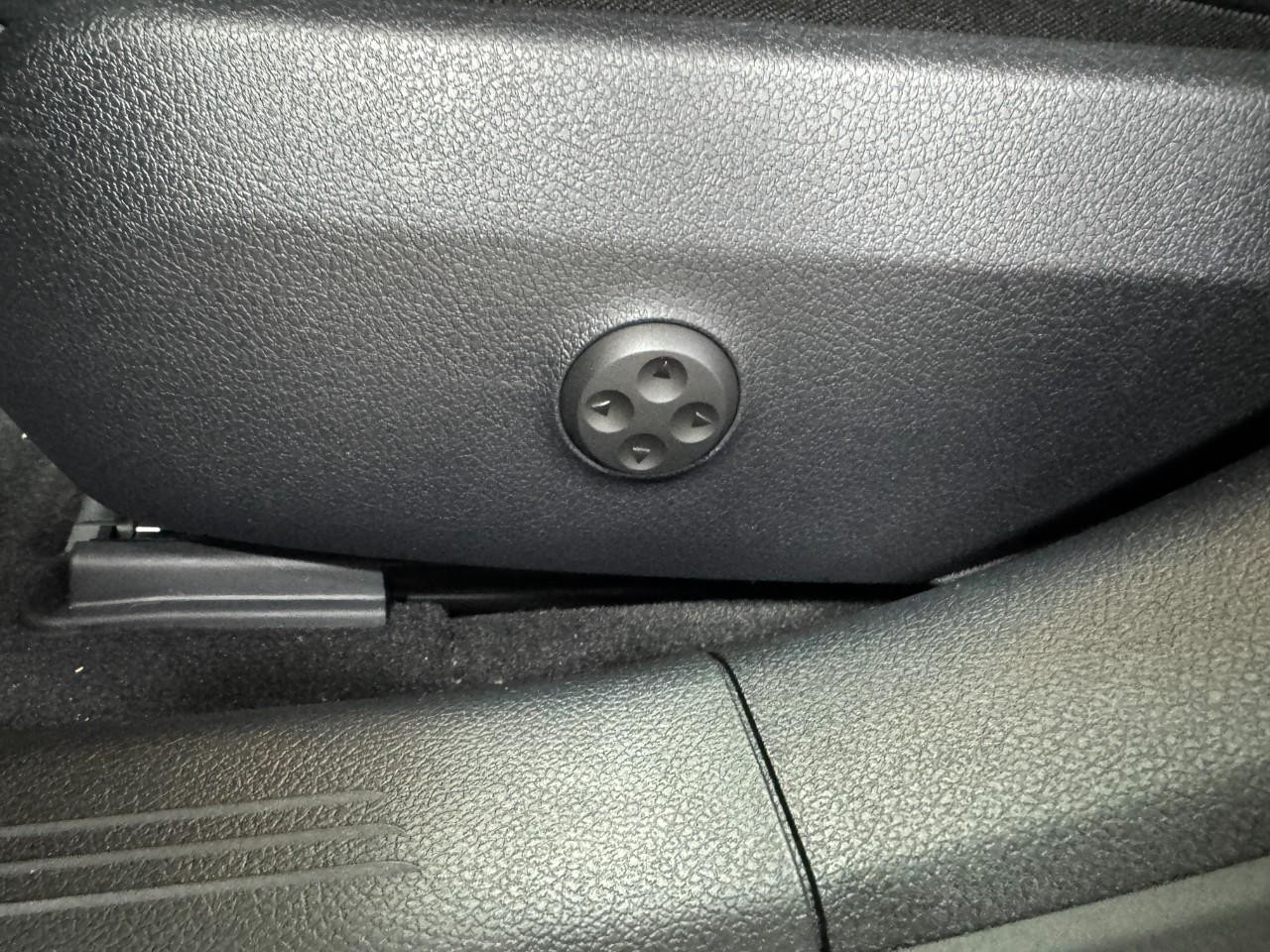 Mercedes-Benz E-Class Vehicle Full-screen Gallery Image 30