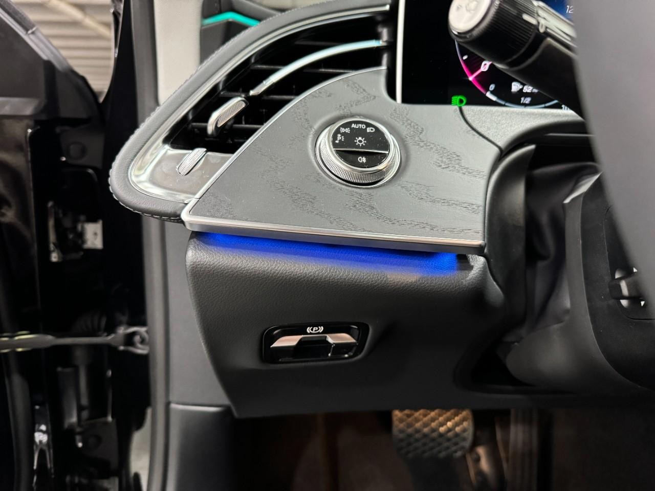 Mercedes-Benz E-Class Vehicle Full-screen Gallery Image 31