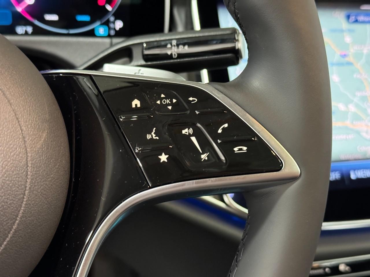 Mercedes-Benz E-Class Vehicle Full-screen Gallery Image 33