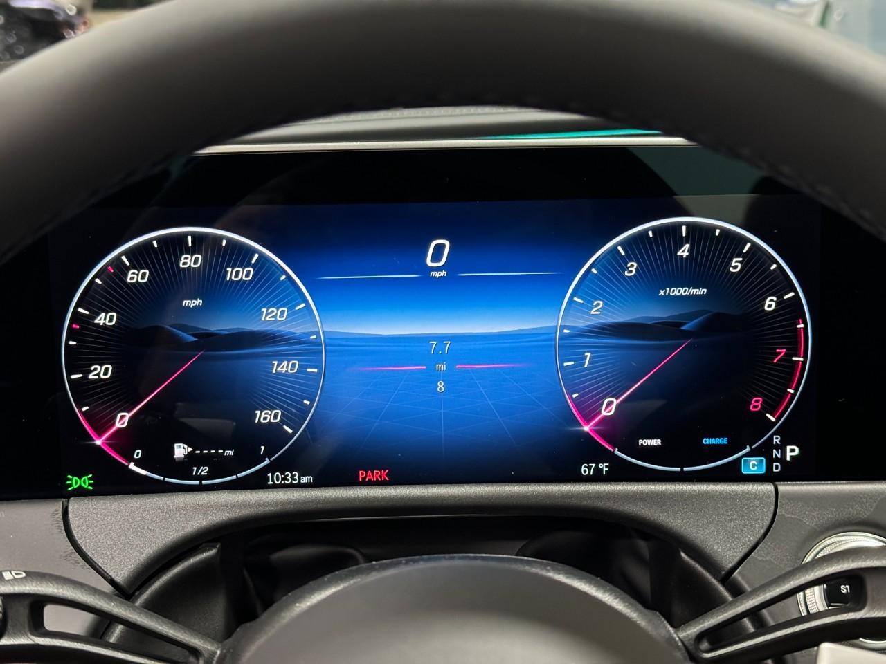 Mercedes-Benz E-Class Vehicle Full-screen Gallery Image 34