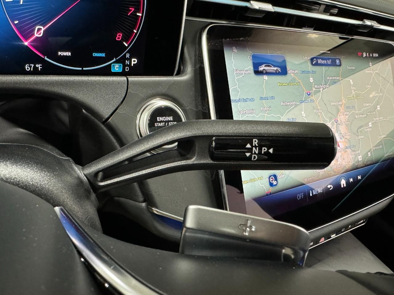 Mercedes-Benz E-Class Vehicle Full-screen Gallery Image 35