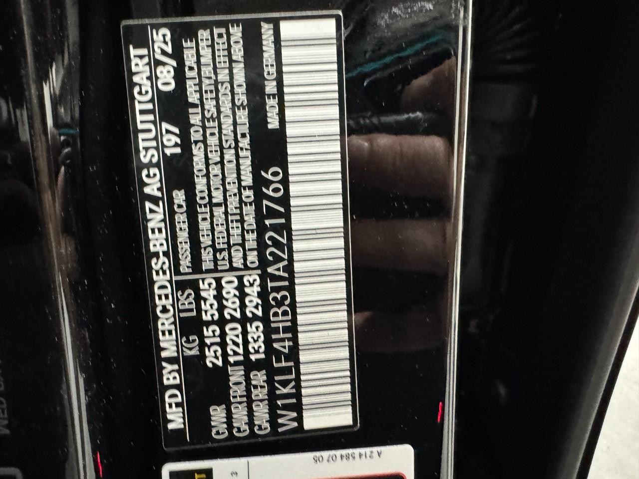 Mercedes-Benz E-Class Vehicle Full-screen Gallery Image 37