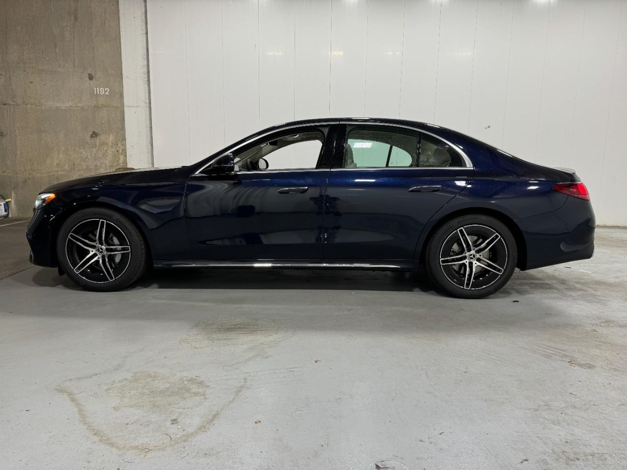 Mercedes-Benz E-Class Vehicle Full-screen Gallery Image 2