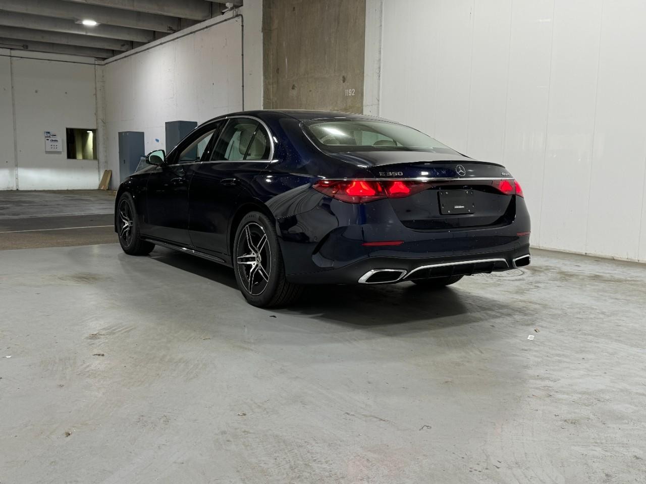 Mercedes-Benz E-Class Vehicle Full-screen Gallery Image 3