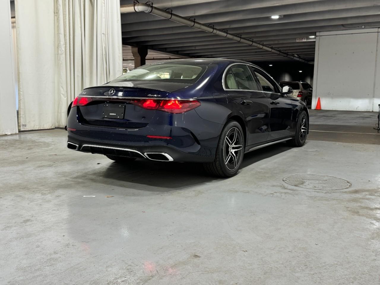 Mercedes-Benz E-Class Vehicle Full-screen Gallery Image 4